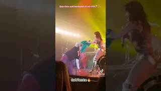 lali  y un fan en su concierto