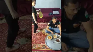 الولد الصغير عمل فيها مقالب مضحك جدا