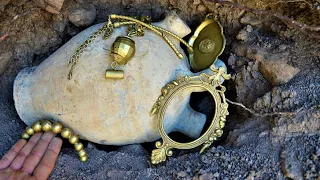 We Found Dangerous Treasure Chest Full Of Gold Jewels / treasure hunt by metal detector