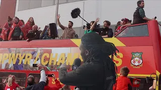 Welcome To Wrexham AFC Parade! | Ryan Reynolds & Rob McElhenney On The Tour Bus | Weekesey