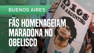 Centenas de fãs se reúnem no Obelisco para homenagem a Maradona