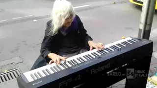 Abuelita indigente toca el piano magistralmente