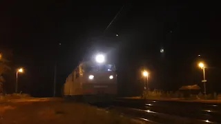Електровоз ВЛ80Т-1490 в голові вантажного потяга (УЗ/ОД)