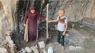 Making a pothole: The mother of the family built a pothole after the wall