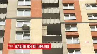 У Києві жінка загинула після того, як на неї впала балконна огорожа