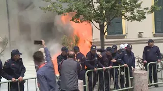 Opozita në protestë/ A mund të hiqet Veliaj me shashka? - Fiks Fare