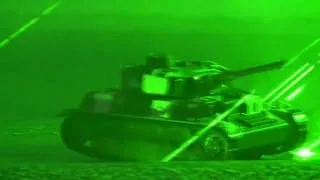 Мощный зеленый лазер стреляет по танку