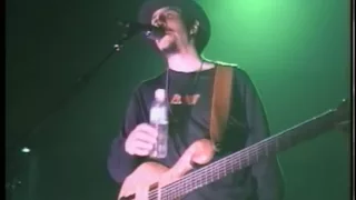 Les Claypool BEATEN BY A PLASTIC BOTTLE IN CONCERT xD OWNED!