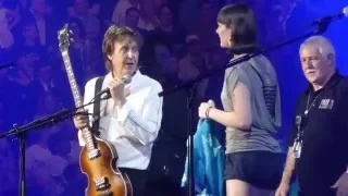 Paul McCartney invites fans up on stage and waves the Canadian flag in Vancouver - 19-04-2016