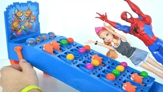 TotoyKids Jugando a Cuidado con las Pirañas!!! Niños contra Niñas!!! Quién ganará??? TotoyKids