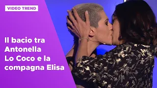 Il bacio tra Antonella Lo Coco e la compagna Elisa