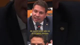 Delegado Ramagem questiona Flávio Dino sobre visita ao Complexo da Maré.