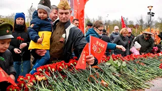 "Памяти павших": в Сергиевом Посаде прошло возложение цветов на мемориале Славы