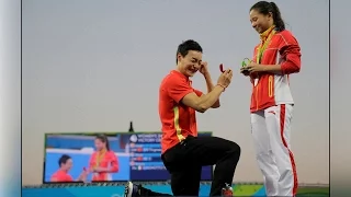 Chinese diver proposes to girlfriend on medal podium in Rio Olympics 2016| Oneindia News