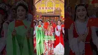 中国新疆喀什市:香妃园演员合唱“我的中国心”/ China - Xinjiang - Kashgar city: Xiangfeiyuan actors sing "My Chinese Heart"