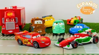 ¡Rayo McQueen en una Carrera en el BARRO! Videos de Juguetes para Niños