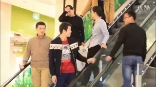 Chinese version: touching hands on an escalator 中国版扶梯摸男人手