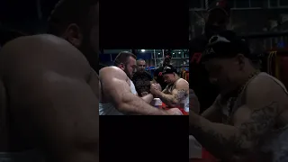 ВИКТОР БЛУД пытается уложить ДЯДЮ ВАЛЕРУ #армрестлинг #armwrestling #спорт #shortvideo