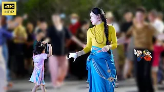 藏族美女翁姆在炎热的晚上跳舞时一瞬间被感动