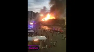 В подмосковных Мытищах полыхает торговый центр