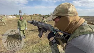 Инструктор Артем, помогает мобилизованным набрать форму