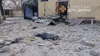Рятувальники розбирають завали після ракетного удару окупантів по Дніпру