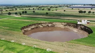 Oyeron un estruendo y la tierra se hundió a pocos metros de su casa en Santa María Zapatepec, México