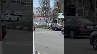 В Новокуйбышевске мужчина справляет нужду посреди пешеходного перехода.