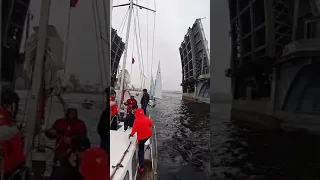 Проход яхты "Елена" под разведённым Благовещенским мостом в Петербурге.