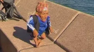The shortest man in the world takes a trip to Sydney