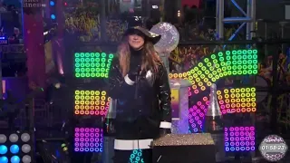 Lali Espósito; Mau y Ricky - Mi Mala (Remix) Live, Times Square; Univision Countdown 2018
