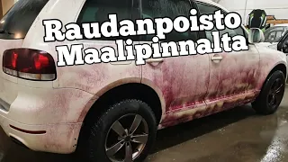 Raudanpoisto auton maalipinnasta.