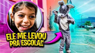 O COELHINHO DA PASCOA LEVOU ELA PARA A ESCOLA !!!