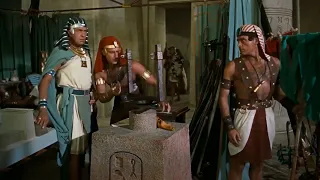 Los diez mandamientos (película de 1956) Escena el Faraon visita a Moises.