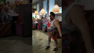 Смешной мужик танцует