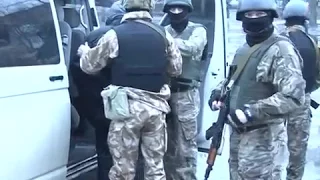 бойцы спецназа Альфа сопровождают следственную группу СБУ с задержанными