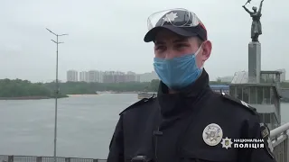 У Києві поліцейський метрополітену врятував життя чоловіку, який хотів стрибнути із мосту
