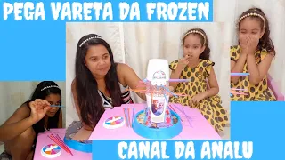 JOGO DA FROZEN - ANALU E A MAMÃE BRINCANDO DE PEGA VARETA