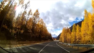 Осенняя дорога проходящая возле недостроенной в СССР Чуйской (Акташской) ГЭС.