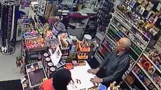 Robber pistol-whips Fresno store owner