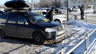 Привокзальная площадь в Оренбурге так и продолжает кишеть бомбилами