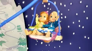 Snow ! Elsa and Anna toddlers - Ski lift - Skating - LOL dollhouse