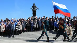 Траурная церемония возложения цветов прошла на Пискаревском кладбище Санкт-Петербурга