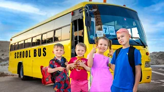 Cinq enfants vont à l'école en bus scolaire