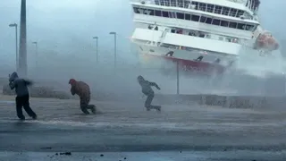 Storm Claudio hits the UK! Crazy wind and huge waves in England!