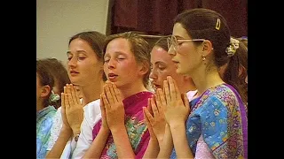 Sri Chinmoy meditates with disciples | Rome 1996