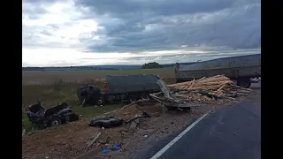 Раскидало по кювету: КамАЗ и легковушка попали в жёсткое ДТП на трассе «Тула-Калуга»