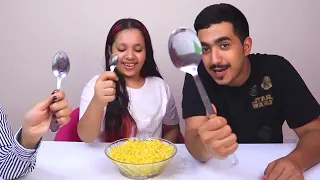 تحدي الملعقة الكبيرة مع شفا ضد المتوسطة ضد الصغيرة !!! Big VS Small Spoon Food Challenge