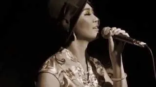 Chinese jazz singer Mandy Chan sings French chanson La Vie en Rose (by Edith Piaf)
