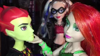 Poison Ivy & Harley Quinn Take Over Monster High!